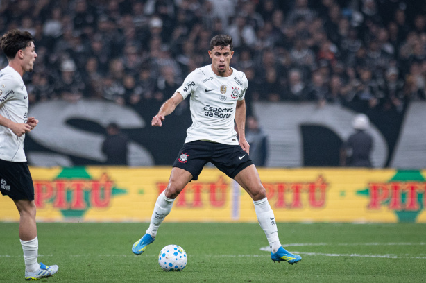 Técnico do Corinthians explica desentendimento com zagueiro durante vitória