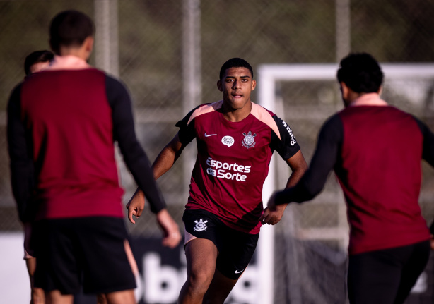 Jovem atacante busca primeira chance com Fernando Diniz no Corinthians