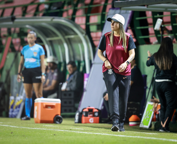 Com ótimo aproveitamento, Emily Lima alcança marca de dez jogos oficiais no comando do Corinthians