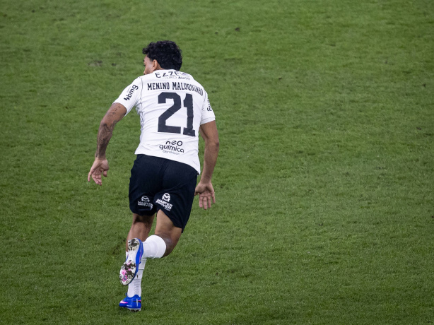 Lateral completa 150 jogos com a camisa do Corinthians em vitória no Brasileirão