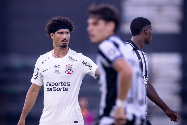 Técnico do Corinthians minimiza erro de André Ramalho e comenta situação de jovem zagueiro