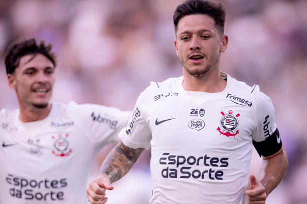 Meia do Corinthians comenta assistência anulada contra o Botafogo e detona gramado do Engenhão