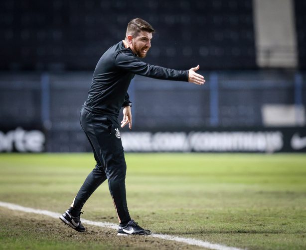 Técnico do Corinthians explica plano para lidar com desfalques e destaca evolução de meia da base