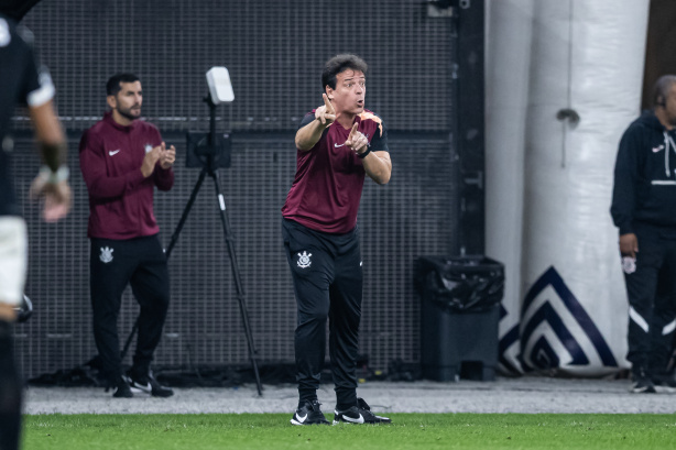 Fernando Diniz evita pior sequência de resultados pelo Corinthians após vitória no Brasileirão