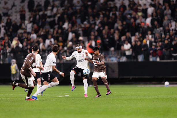 Corinthians faz jogo apático e perde para o Platense em casa pela Libertadores