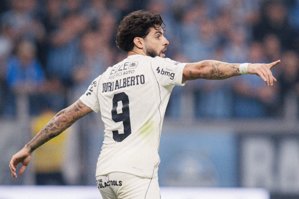 Atacante do Corinthians dispara no ranking de assistentes da equipe após vitória contra o Grêmio