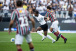 Cac sendo puxado por Ganso no jogo do Corinthians contra o Fluminense pelo Brasileiro