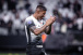 Paulinho aplaude emocionado em despedida pelo Corinthians