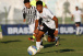 Atacante de 17 anos da base assina primeiro contrato profissional com o Corinthians