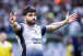 Yuri Alberto se transforma em vendedor de picols e diverte crianas durante folga no Corinthians