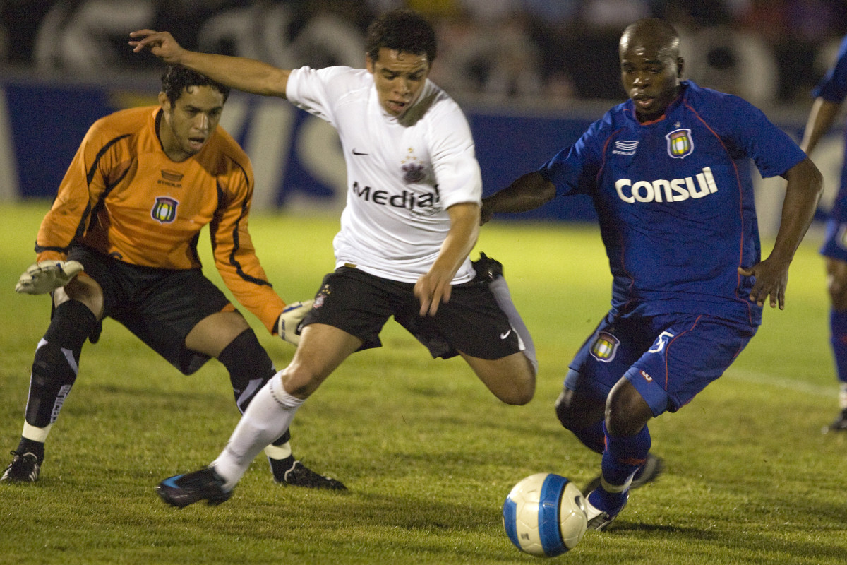 durante partida v�lida pelas quartas de final, jogo da volta, pela Copa do Brasil 2008, realizada no est�dio Santa Cruz em Ribeir�o Preto, interior de S�o Paulo, nesta terca-feira a noite