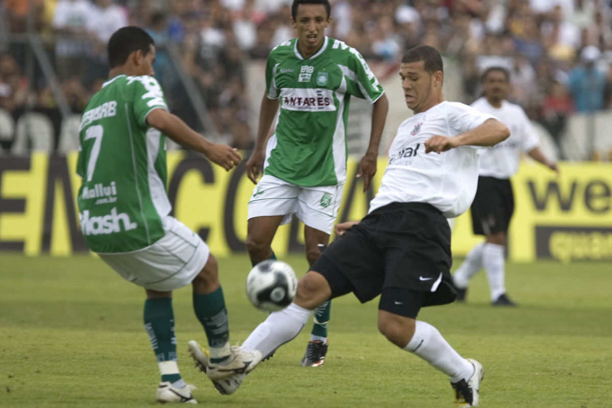 durante partida v�lida pelas quartas de final, jogo da volta, pela Copa do Brasil 2008, realizada no est�dio Santa Cruz em Ribeir�o Preto, interior de S�o Paulo, nesta terca-feira a noite