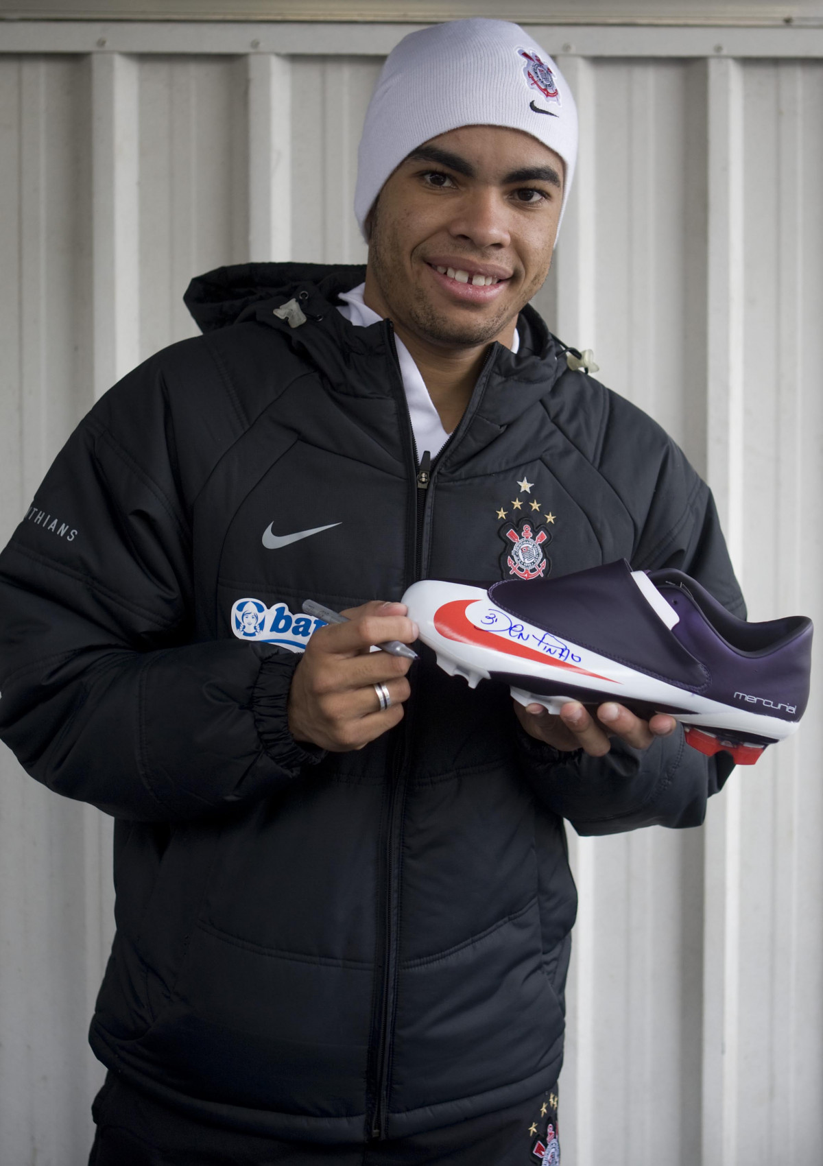 Dentinho autografa uma chuteira sua que foi doada para a Ong Vida Jovem, o treino do Corinthians realizado esta manh� no CT do Parque Ecol�gico do Tiete, zona leste da cidade. O pr�ximo jogo ser� contra Atl�tico-PR, amanh�, 27/06, s�bado, a tarde, na Arena da Baixada, pelo Campeonato Brasileiro de 2009