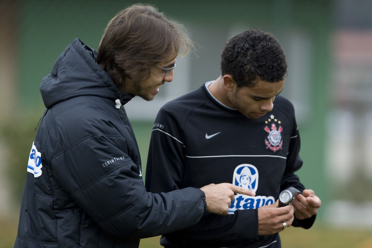 Durante o treino do Corinthians no estdio do J. Malucelli, em Curitiba, apenas com os jogadores que no participarao do jogo de hoje a tarde contra Atltico-PR, na Arena da Baixada, pelo Campeonato Brasileiro de 2009