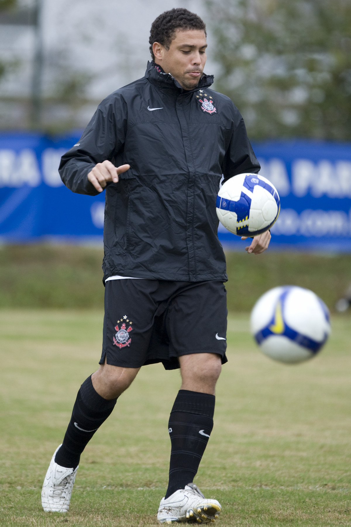 Durante o treino do Corinthians no estdio do J. Malucelli, em Curitiba, apenas com os jogadores que no participarao do jogo de hoje a tarde contra Atltico-PR, na Arena da Baixada, pelo Campeonato Brasileiro de 2009