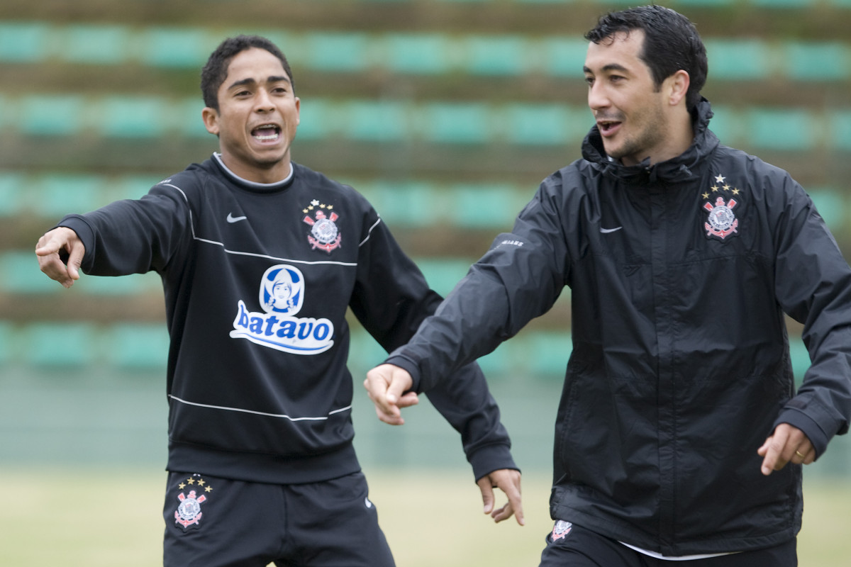 Durante o treino do Corinthians no estdio do J. Malucelli, em Curitiba, apenas com os jogadores que no participarao do jogo de hoje a tarde contra Atltico-PR, na Arena da Baixada, pelo Campeonato Brasileiro de 2009