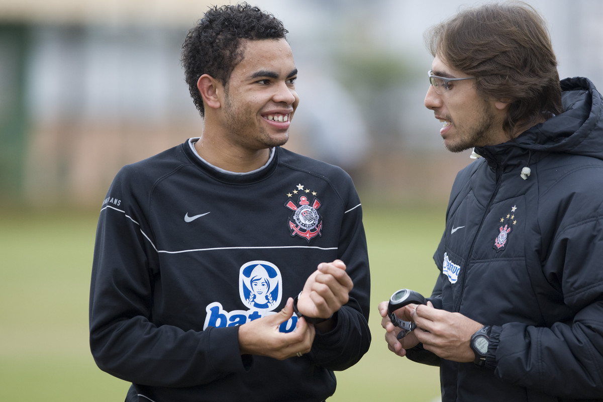 Durante o treino do Corinthians no estdio do J. Malucelli, em Curitiba, apenas com os jogadores que no participarao do jogo de hoje a tarde contra Atltico-PR, na Arena da Baixada, pelo Campeonato Brasileiro de 2009