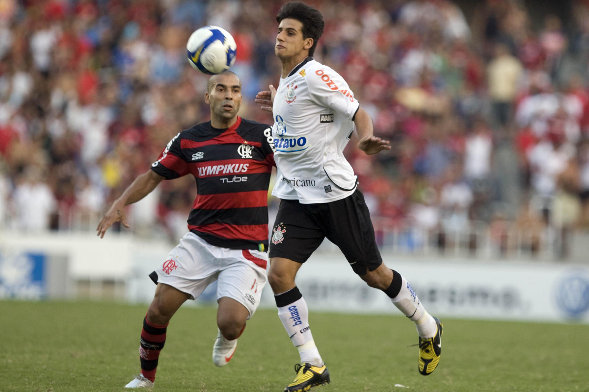 FLAMENGO/RJ X CORINTHIANS/SP -   em um lance da partida realizada esta tarde no est�dio do Maracan�, v�lida pelo turno do Campeonato Brasileiro de 2009