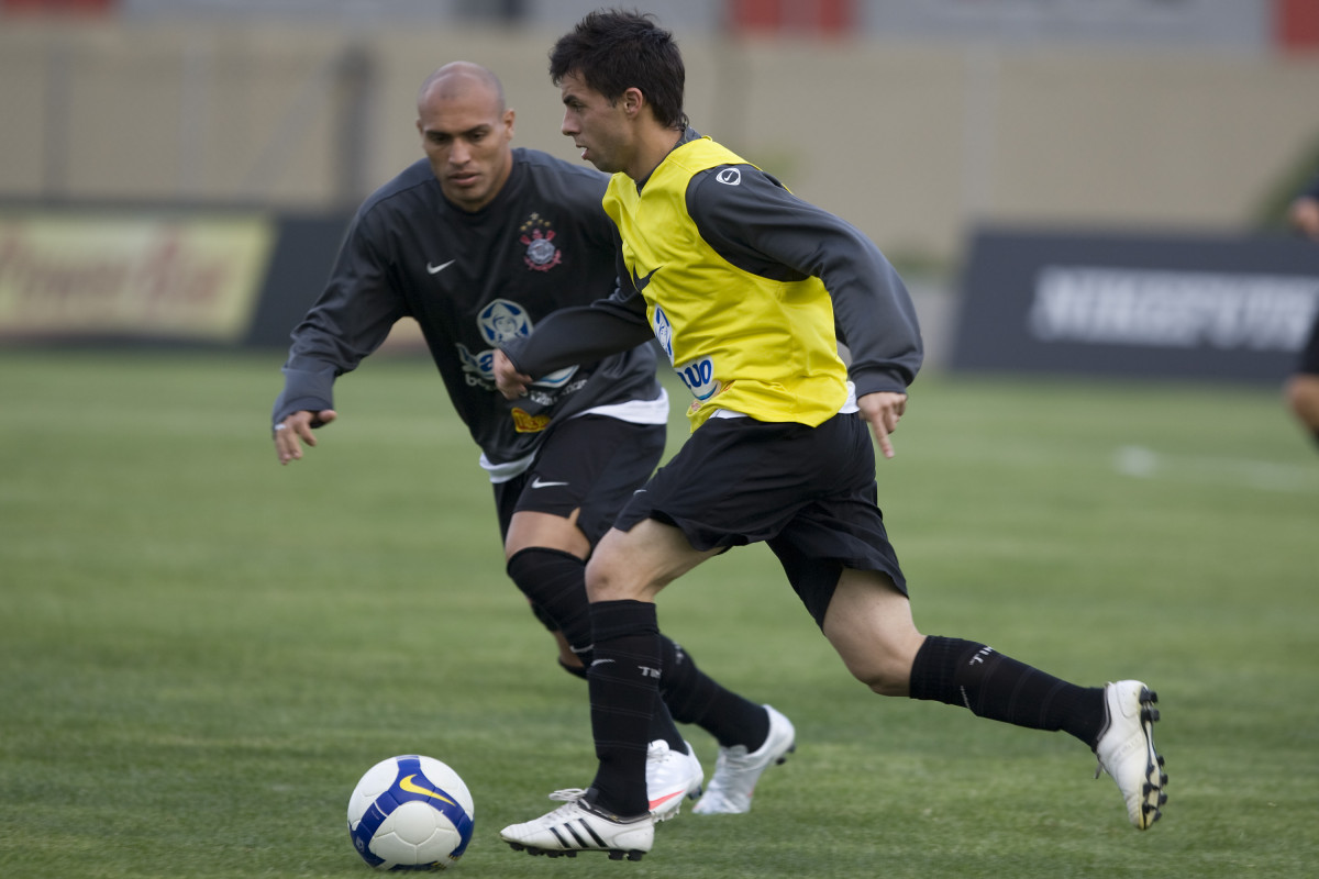 Edno e Matias Defederico que dependiam da documentacao regularizada na CBF jogam no domingo, durante o treino do Corinthians realizado esta tarde no Parque Ecol�gico do Tiete; o pr�ximo jogo do time ser� domingo, dia 27/09, contra o S�o Paulo, no est�dio do Morumbi, pelo returno do Campeonato Brasileiro 2009