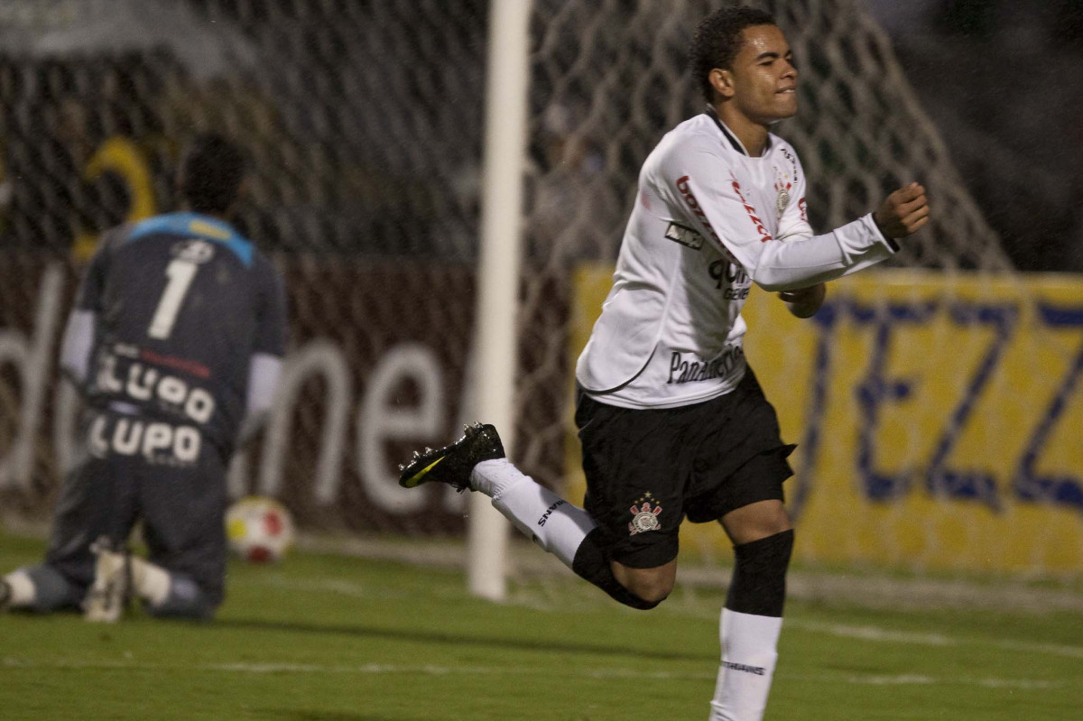 CORINTHIANS/SP x RIO CLARO/SP - Dentinho comemora seu primeiro gol em um lance da partida realizada esta noite no est�dio do Pacaembu, v�lida pela 19� rodada da fase de classifica��o do Campeonato Paulista 2010