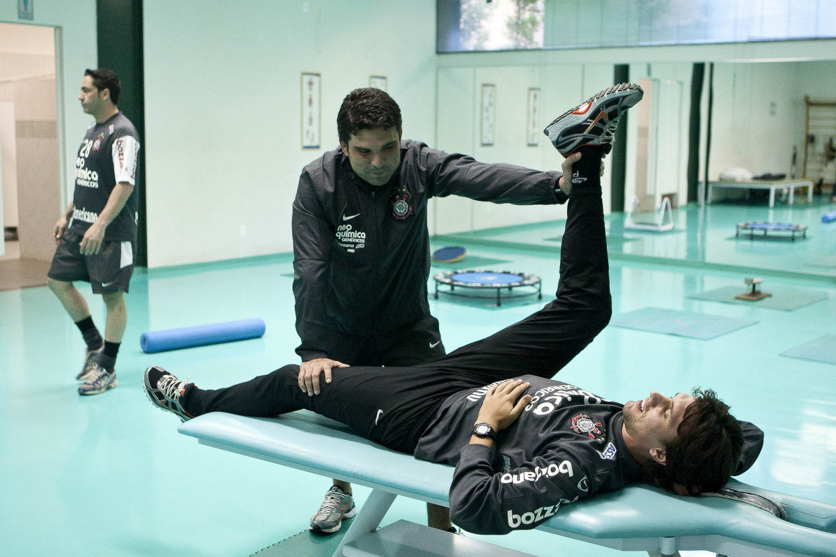 O fisioterapeuta Bruno Mazziotti com Paulo Andr� na intertemporada do Corinthians, realizado esta tarde no Oscar Inn Resort em Aguas de Lindoia, interior de S�o Paulo. O pr�ximo jogo do time ser� dia 14/07, contra o Cear�, no est�dio Castel�o, pela 7� rodada do Campeonato Brasileiro 2010; S�o Paulo, Brasil