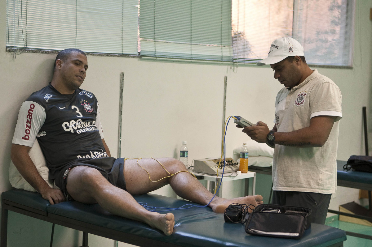 Ronaldo e o fisioterapeuta Caio Mello na intertemporada do Corinthians, realizado esta tarde no Oscar Inn Resort em Aguas de Lindoia, interior de S�o Paulo. O pr�ximo jogo do time ser� dia 14/07, contra o Cear�, no est�dio Castel�o, pela 7� rodada do Campeonato Brasileiro 2010; S�o Paulo, Brasil