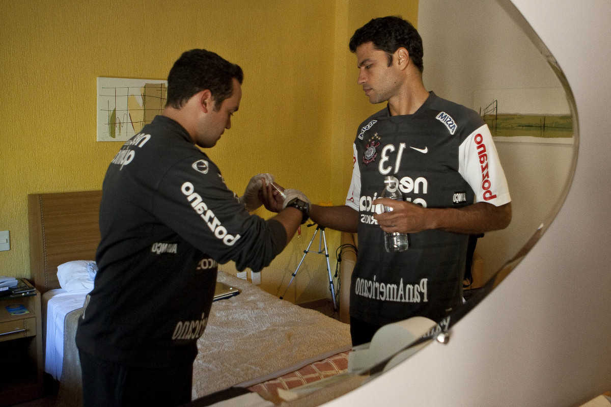 William junto com o fisiologista Guilherme Rodrigues colhe material para exame de sangue antes do treino na intertemporada do Corinthians, realizado esta tarde no Oscar Inn Resort em Aguas de Lindoia, interior de S�o Paulo. O pr�ximo jogo do time ser� dia 14/07, contra o Cear�, no est�dio Castel�o, pela 7� rodada do Campeonato Brasileiro 2010; S�o Paulo, Brasil