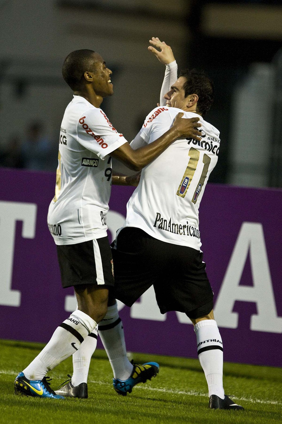 Bruno Cesar comemora seu gol com Elias(e) durante a partida entre Corinthians x Atl�tico-MG, v�lida pela 9� rodada do Campeonato Brasileiro de 2010, serie A, realizada esta tarde no est�dio do Pacaembu