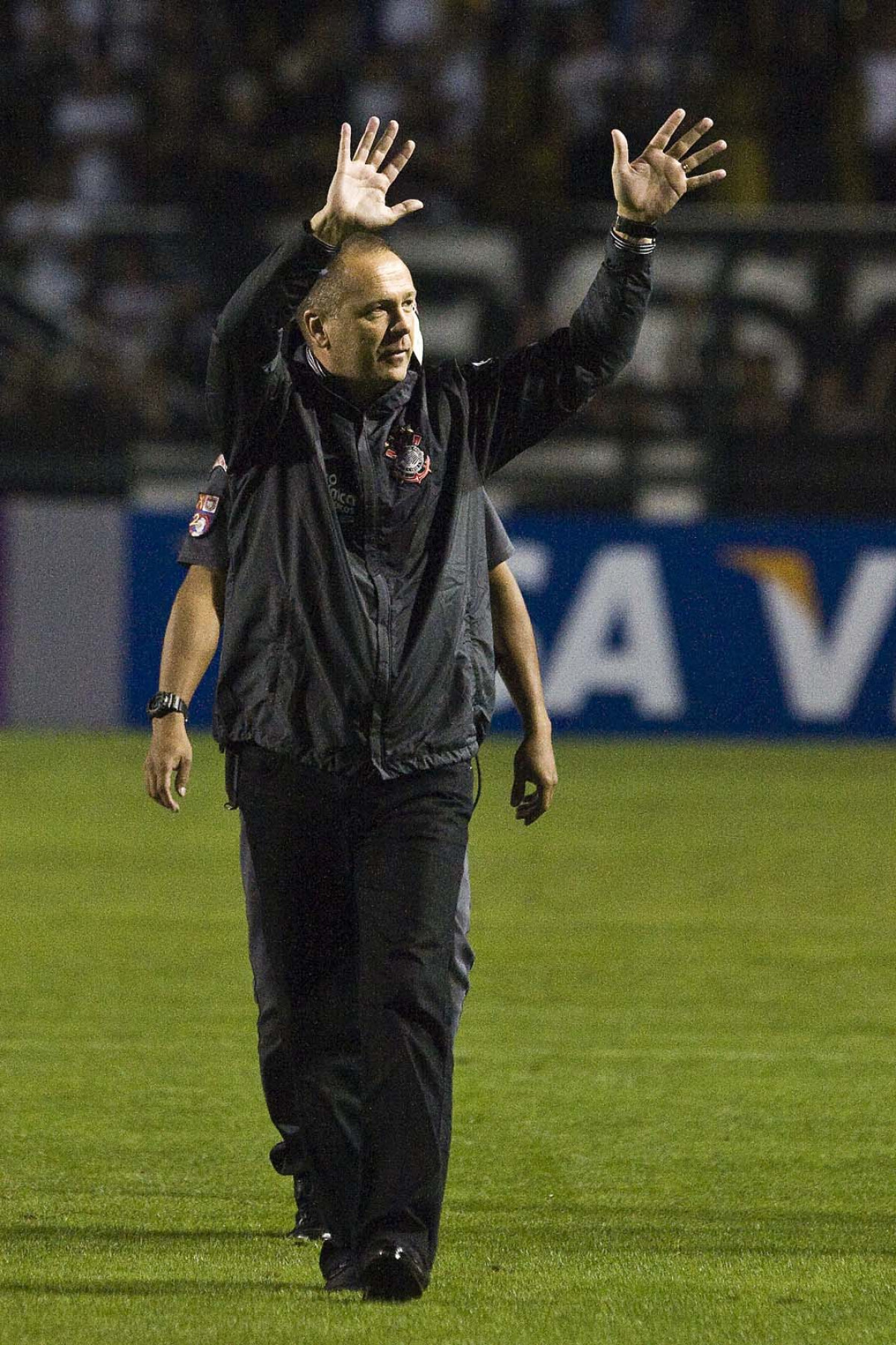 Mano Menezes sauda a torcida ao final da partida entre Corinthians x Guarani/Campinas, v�lida pela 11� rodada do Campeonato Brasileiro de 2010, serie A, realizada esta tarde no est�dio do Pacaembu