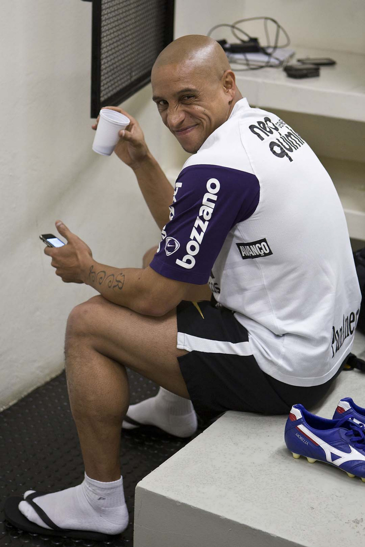 Roberto Carlos nos vestirios antes da partida entre Corinthians x So Paulo, vlida pela 15 rodada do Campeonato Brasileiro de 2010, serie A, realizada esta tarde no estdio do Pacaembu, em So Paulo. So Paulo, Brasil