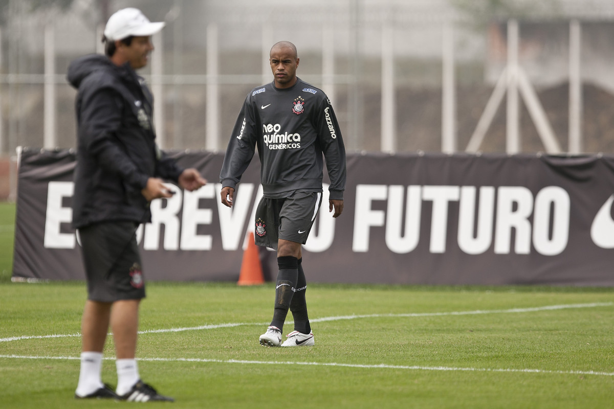 Adilson Batista e Thiago Heleno durante o treino do Corinthians, realizado esta tarde no CT Joaquim Grava, no Parque Ecol�gico do Tiete. O pr�ximo jogo da equipe, ser� amanh�, quarta-feira, dia 29/09, contra o Botafogo, no Pacaembu, pela 26. a rodada do Campeonato Brasileiro de 2010