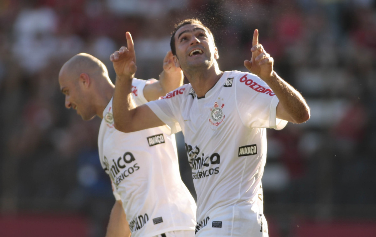 Danilo do Corinthians comemora ap�s marca gol conta a equipe do Vitoria durante partida v�lida pelo Campeonato Brasileiro realizado no est�dio do Barrad�o