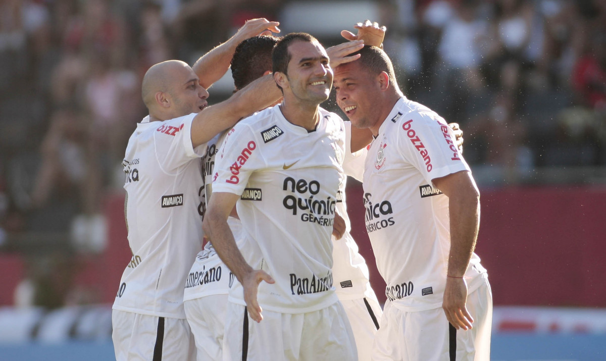 Danilo do Corinthians comemora ap�s marca gol conta a equipe do Vitoria durante partida v�lida pelo Campeonato Brasileiro realizado no est�dio do Barrad�o
