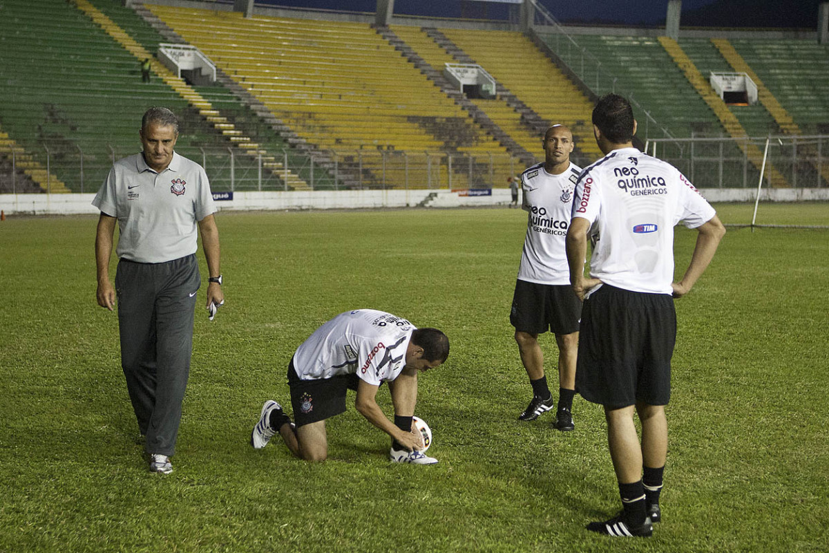 O t�cnico Tite com Danilo; Edno e Leandro Cast�n, de costas, durante o treino de reconhecimento do gramado no est�dio Manuel Murillo Toro, onde o time do Corinthians jogara 4a. feira, dia 02/02 contra o Tolima, de Ibague, Col�mbia, o jogo da volta da Pr� Libertadores 2011