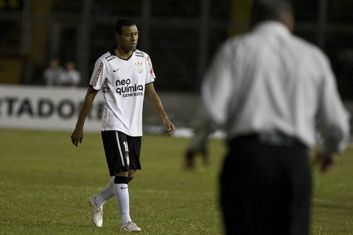 Luis 'Cachito' Ramirez deixa o campo expulso durante a partida entre Deportes Tolima/Col�mbia x Corinthians/Brasil, segunda partida jogo de volta, pela Pr� Libertadores de 2011, realizada esta noite no est�dio Manuel Murillo Toro, em Ibague/Col�mbia