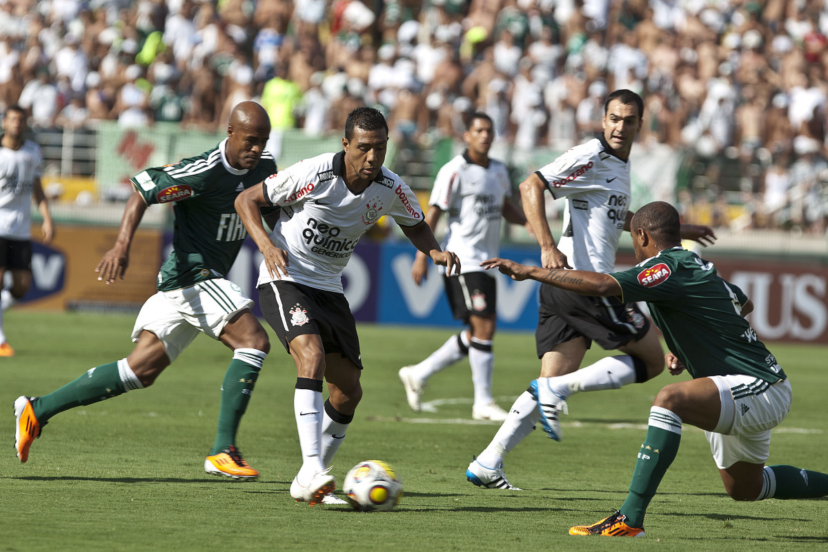 Luis 'Cachito' Ramirez e Thiago Heleno durante a partida entre Palmeiras x Corinthians, v�lida pela 7� rodada do Campeonato Paulista de 2011, realizada esta tarde no est�dio do Pacaembu