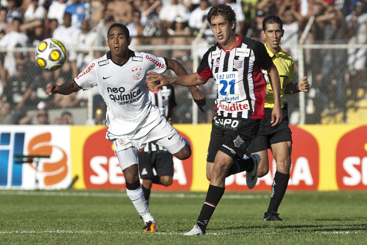 Jorge Henrique e Jo�o Paulo durante a partida entre Paulista/Jundia� x Corinthians, 8� rodada do Campeonato Paulista de 2011, realizada esta tarde no est�dio Jaime Cintra , na cidade de Jundia�/SP. Jundia�/SP//Brasil