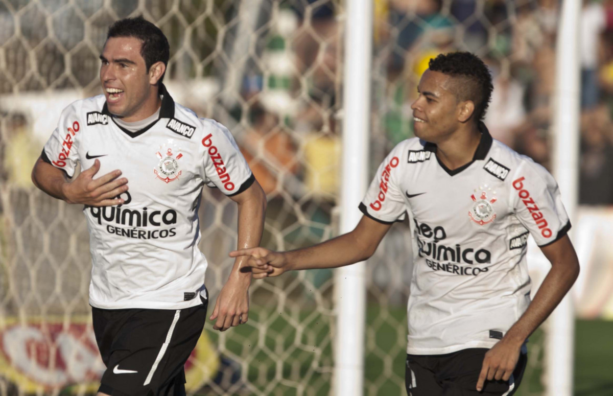 Bruno Cesar comemora eu gol com Dentinho durante a partida entre Mirassol x Corinthians, realizada esta tarde no est�dio Jos� Maria de Campos Maia, em Mirassol/SP, pela 13� rodada do Campeonato Paulista 2011