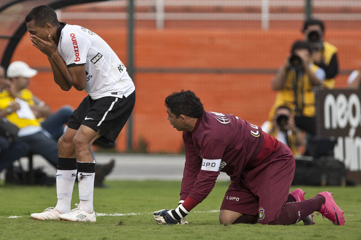 Luis Ramirez lamenta perda de um gol durante a partida entre Corinthians x S�o Caetano, realizada esta tarde no est�dio do Pacaembu, pela 18� rodada do Campeonato Paulista 2011
