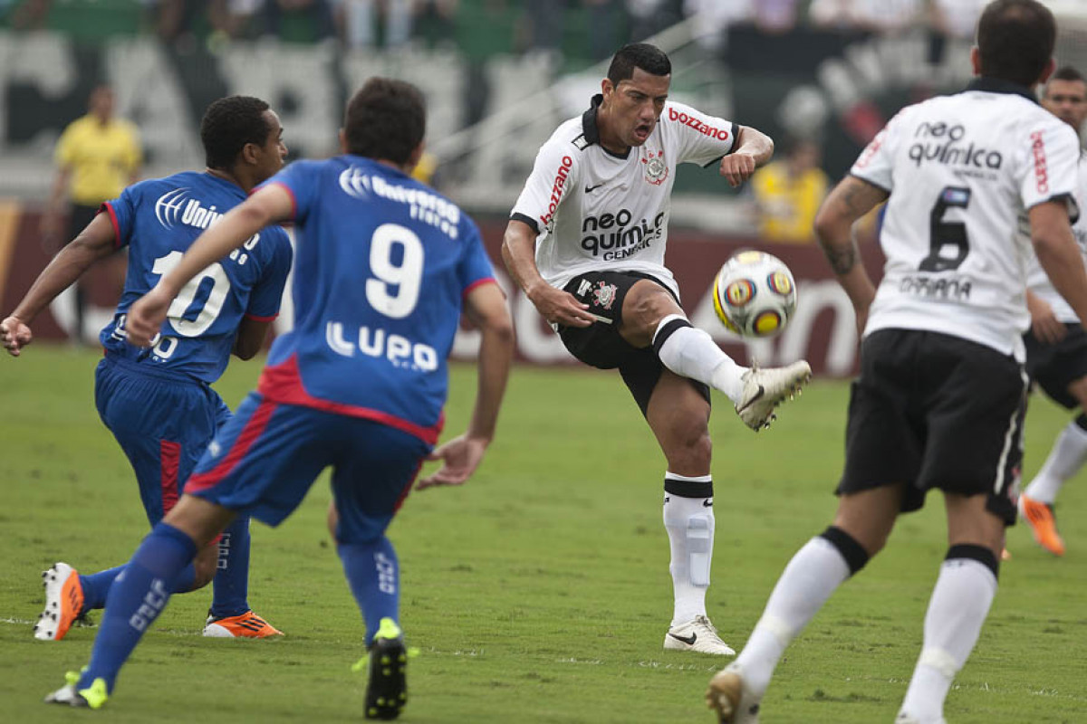 Ralf(c) durante a partida entre Corinthians x S�o Caetano, realizada esta tarde no est�dio do Pacaembu, pela 18� rodada do Campeonato Paulista 2011