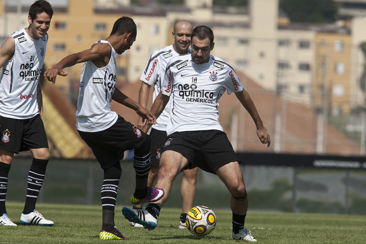 Danilo divide a bola com Liedson durante treino do Corinthians esta manh� no CT Joaquim Grava, no Parque Ecol�gico do Tiete. O time se prepara para o jogo contra o Santo Andr�, domingo dia 17/04/2011, no est�dio Bruno Jos� Daniel, pela 19� rodada, a �ltima, do Campeonato Paulista 2011