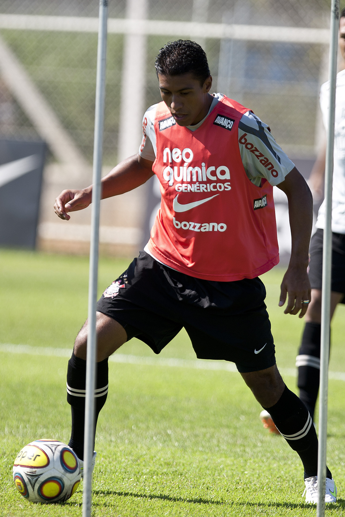 Paulinho durante treino do Corinthians esta manh no CT Joaquim Grava, no Parque Ecolgico do Tiete. O time se prepara para o jogo contra o Oeste de Itpolis, amanh dia 23/04,  noite, no estdio do Pacaembu, pelas quartas de final do Campeonato Paulista 2011