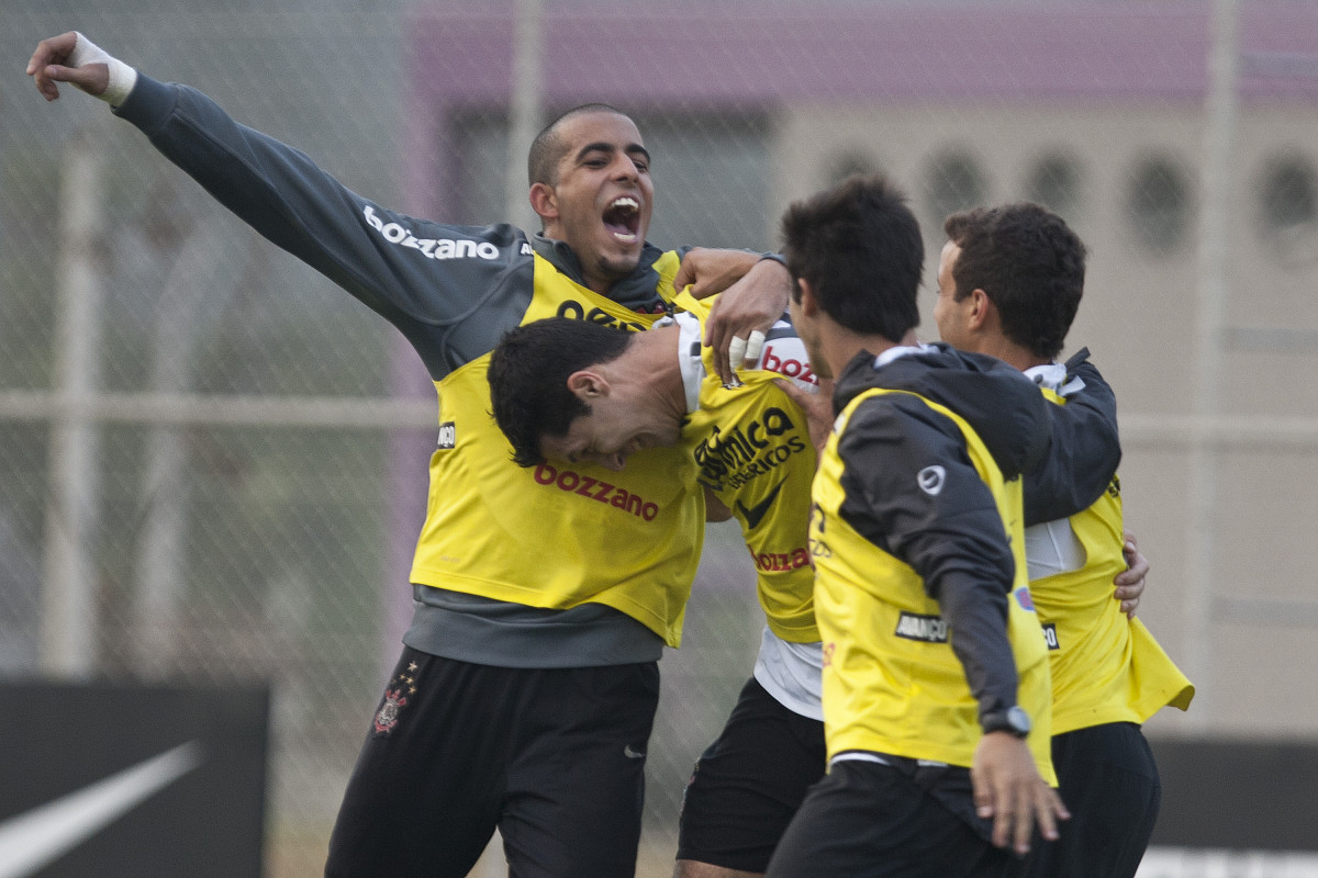Danilo Fernandes comemora gol de Bruno Octavio, encoberto, no rach�o durante treino do Corinthians esta tarde no CT Joaquim Grava, Parque Ecol�gico do Tiete. O time se prepara para o jogo contra o Palmeiras dia 01/05, � tarde, no est�dio do Pacaembu, pelas semi-finais do Campeonato Paulista 2011