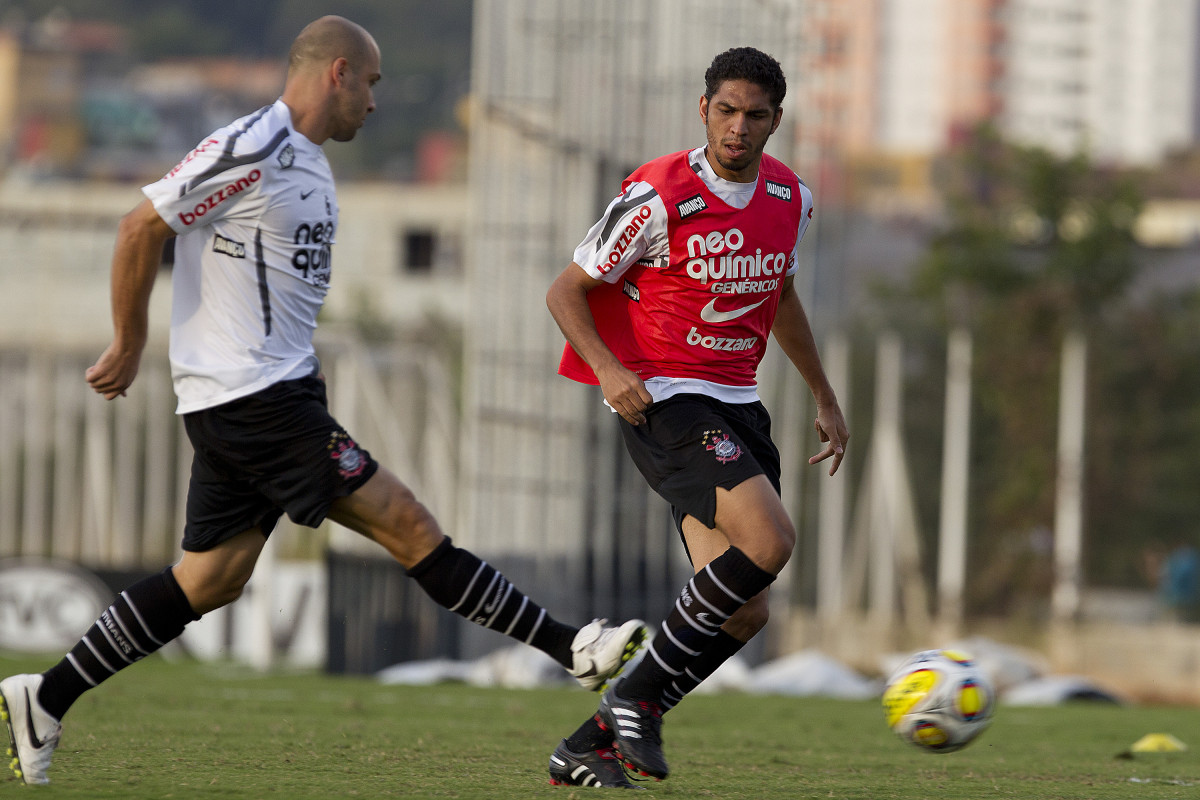 Alessandro e Wallace durante o treino do Corinthians realizado esta tarde no CT Joaquim Grava, no Parque Ecol�gico do Tiete. O time se prepara para o jogo contra o Santos, domingo a tarde, dia 15/05, na Vila Belmiro, em Santos, decis�o do Campeonato Paulista 2011