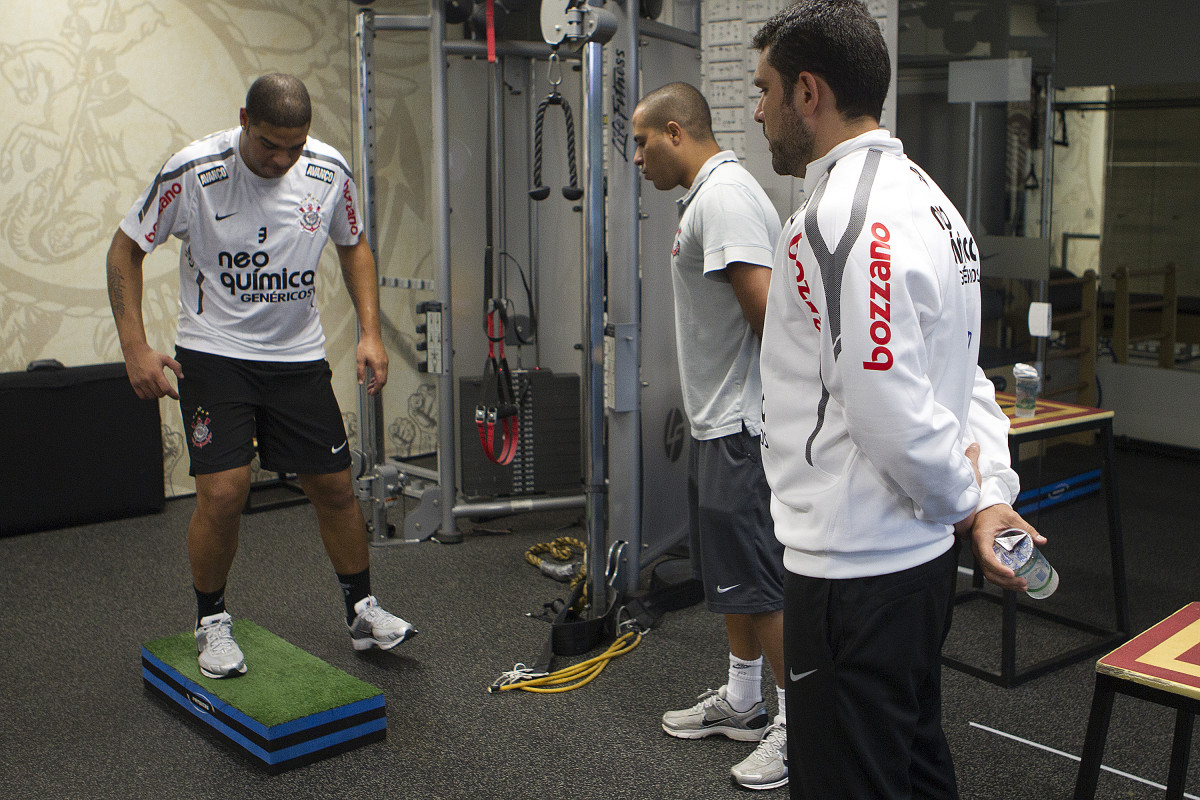 Adriano com os fisioterapeutas Caio Mello e Bruno Mazziotti(d) durante treino do Corinthians esta tarde no CT Joaquim Grava, no Parque Ecol�gico do Tiete. O time se prepara para o jogo contra o S�o Paulo, dia 26/06, domingo a tarde, no est�dio do Pacaembu, pela 6� rodada do Brasileir�o 2011