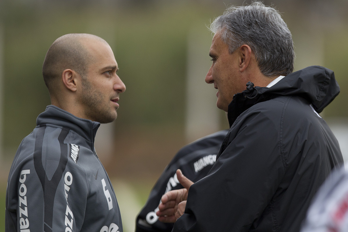 Alessandro e Tite durante o treino do Corinthians que aconteceu esta tarde no CT Joaquim Grava, no Parque Ecol�gico do Tiete. O time se prepara para o jogo contra o Vasco da Gama, amanh�, dia 06/07, quarta-feira, a noite, no est�dio do Pacaembu, pela 8� rodada do Brasileir�o 2011