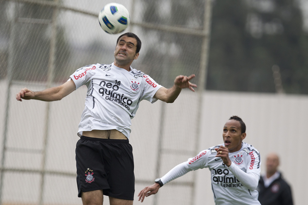 Danilo e Liedson durante o treino do Corinthians esta tarde no CT Joaquim Grava, no Parque Ecol�gico do Tiete. O time se prepara para o jogo contra o Gr�mio, amanh�, dia 31/08, quarta-feira a noite, no est�dio do Pacaembu, primeira partida do segundo turno, v�lida pela 20� rodada do Brasileir�o 2011