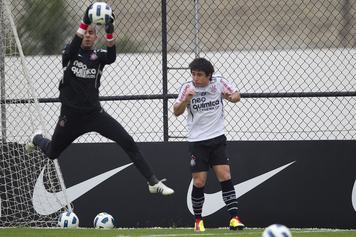 Danilo Fernandes e Willian durante o treino do Corinthians esta tarde no CT Joaquim Grava, no Parque Ecol�gico do Tiete. O time se prepara para o jogo contra o Flamengo, quinta-feira a noite, dia 08/09, no est�dio do Pacaembu, v�lida pela 22� rodada do Brasileir�o 2011