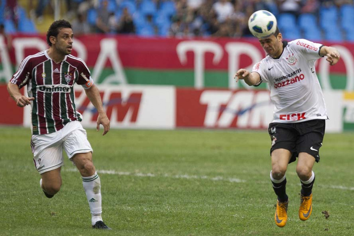 Fred e Leandro Cast�n durante a partida entre Fluminense x Corinthians, realizada esta tarde no est�dio do Engenh�o, na cidade do Rio de Janeiro, pela 23� rodada do Campeonato Brasileiro de 2011