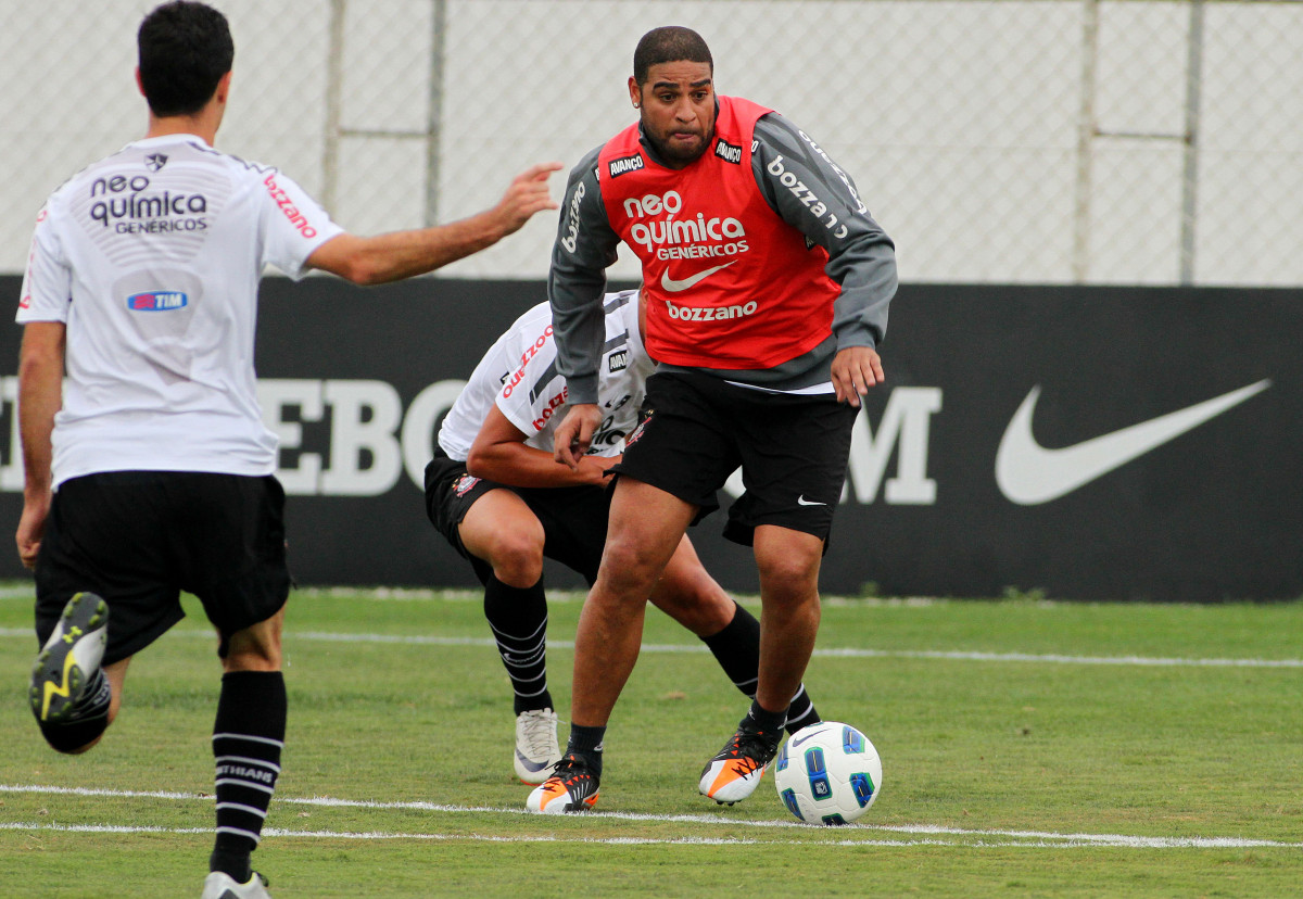 Adriano durante treino do Corinthians realizado no Centro de treinamento Joaquim Grava